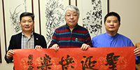 廣州美協(xié)主席周國城寶鷹集團(tuán)揮毫傳遞圣誕祝福